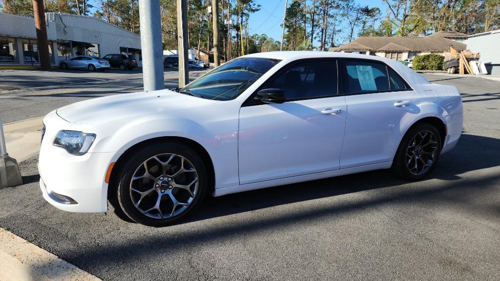 Chrysler 300's photo