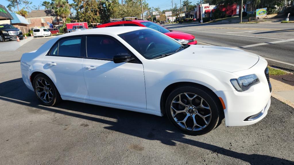 2018 Chrysler 300 Touring photo 2