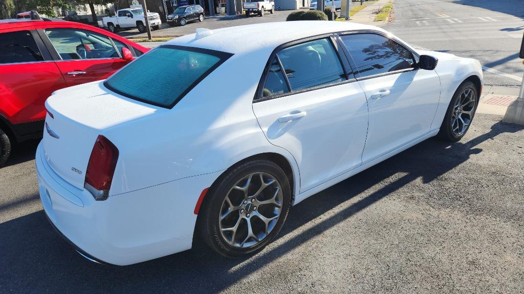 2018 Chrysler 300 Touring photo 3