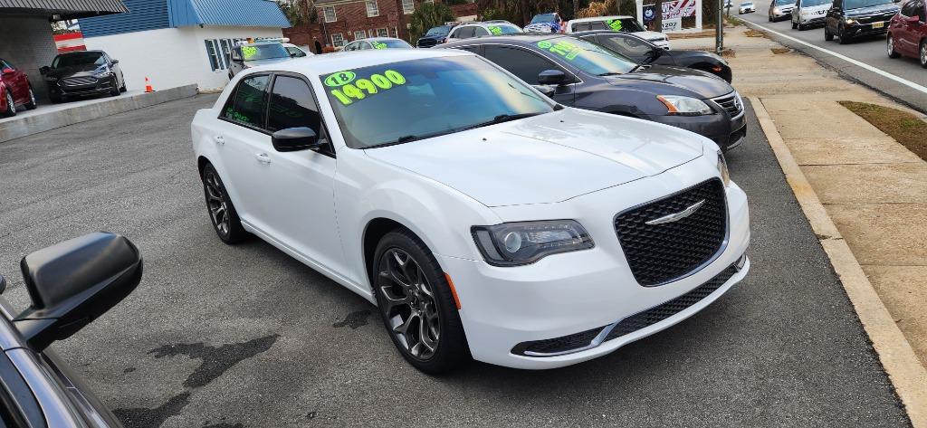 2018 Chrysler 300 Touring's photo